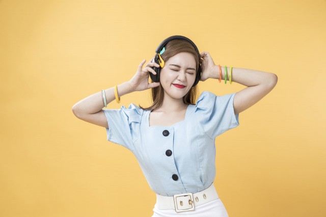 胸小穿什么衣服 平胸的人怎么穿衣服