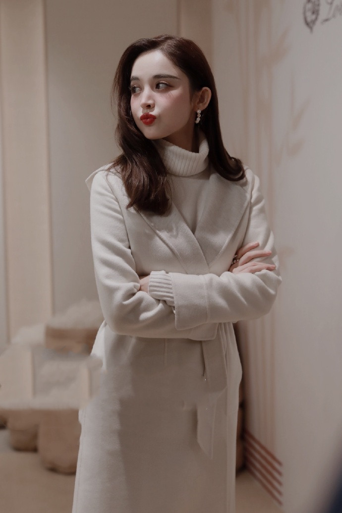 古力娜扎穿大衣搭配打底衫造型时髦,腿长成亮点