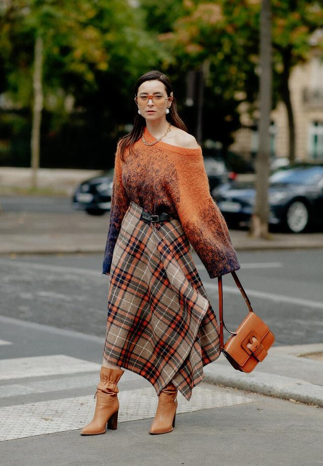 秋季把薄纱裙和复古格纹裙穿起来，这才是裙装里的王者