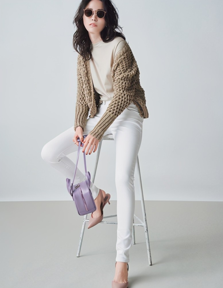 白色及浅驼色服装色彩搭配,10种潮流搭配风格