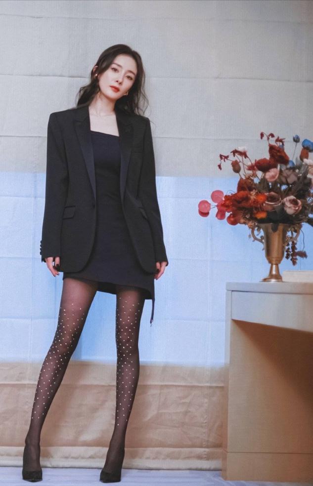 杨幂白色大雪花抹胸长裙秀出肩颈线,清新时尚养眼