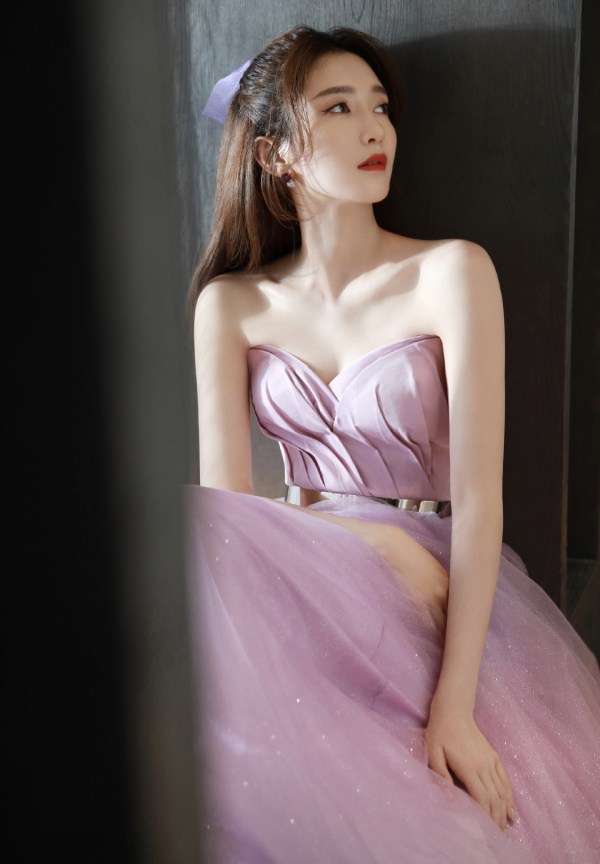 江疏影穿紫色抹胸纱裙秀迷人曲线,“小香肩”实力诱人