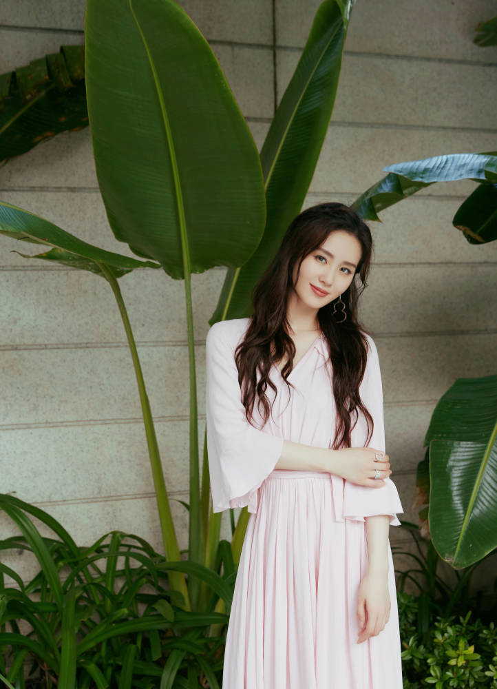 “穿衣清淡”的刘诗诗，这次穿搭画风终于变了