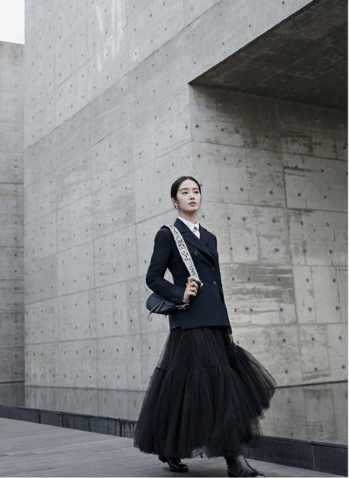 西装配衫裙原来这么美!杨采钰兼具帅气和温柔,气场足时尚感更足