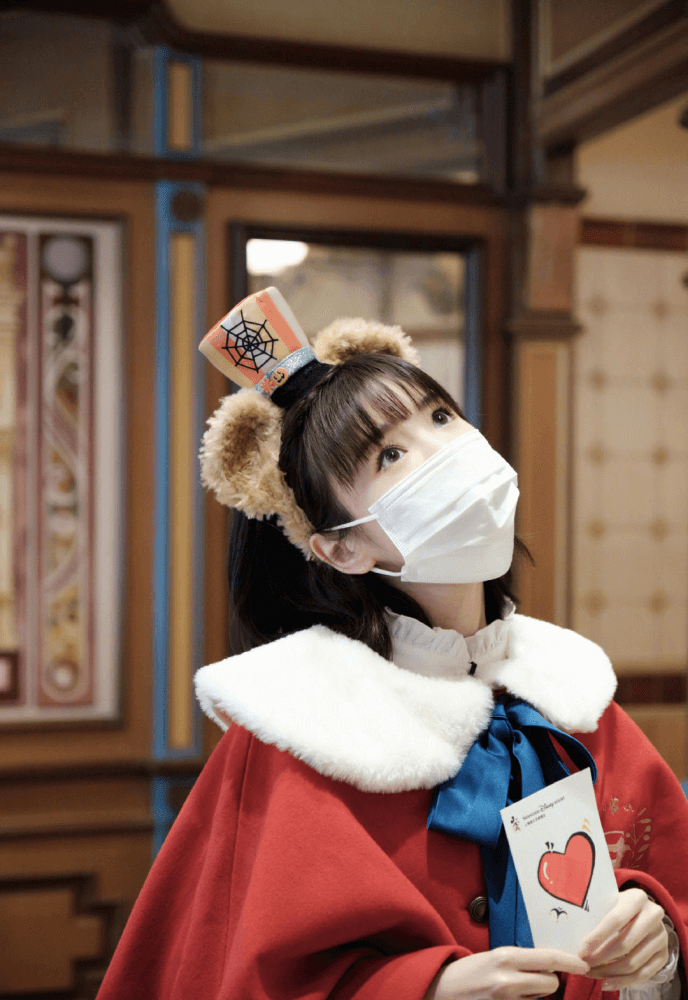 毛晓彤迪士尼公主造型来袭，齐刘海短发配红色宝宝服俏皮又可爱