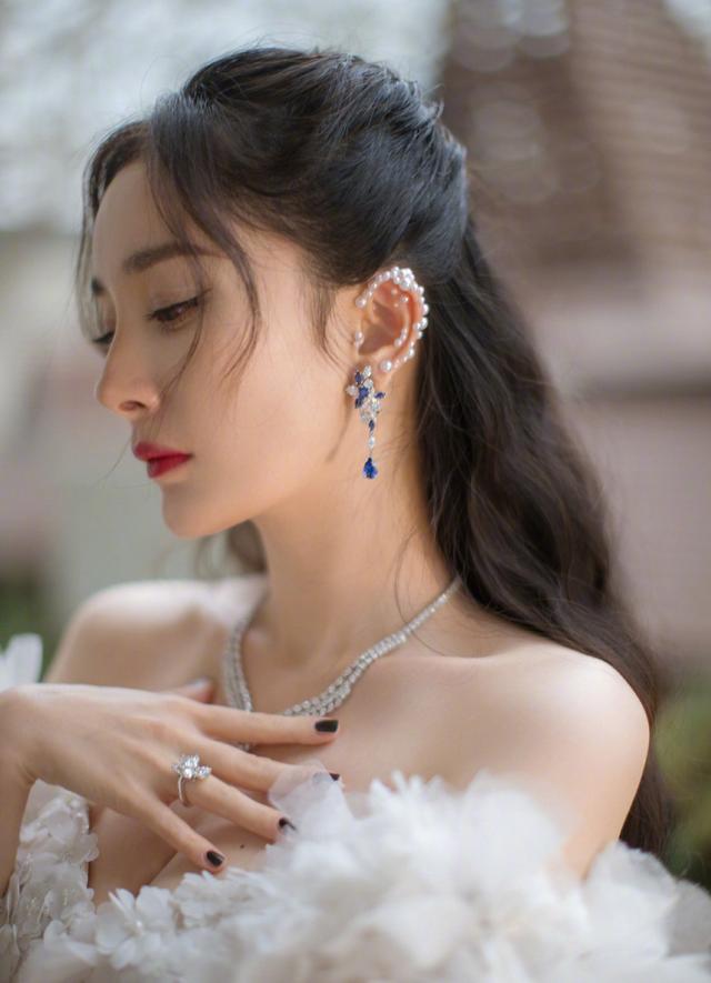 唐嫣水墨风公主裙造型太美，身材纤细露香肩性感十足