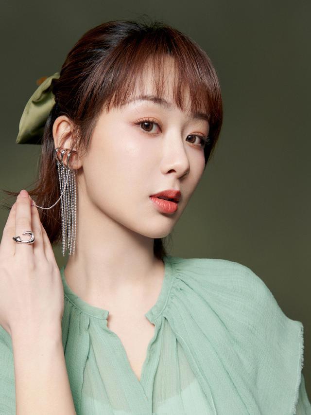 杨紫穿得太像小女孩，“鹅蛋脸”甜美可爱，配色太美