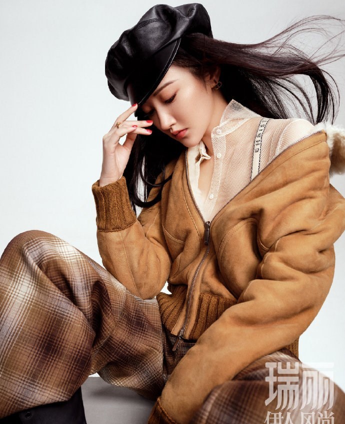 景甜把柔美裙装也穿出了强大气场,发丝舞动美不胜收