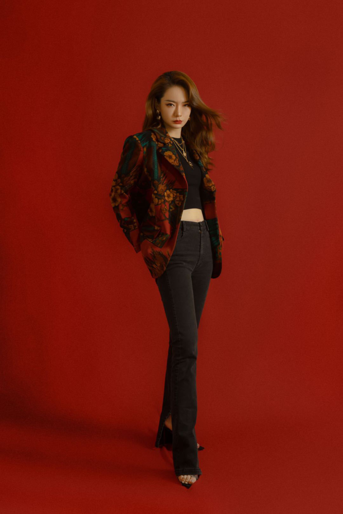 戚薇演绎复古贵妇风，浴袍造型随意又慵懒满满大上海气息