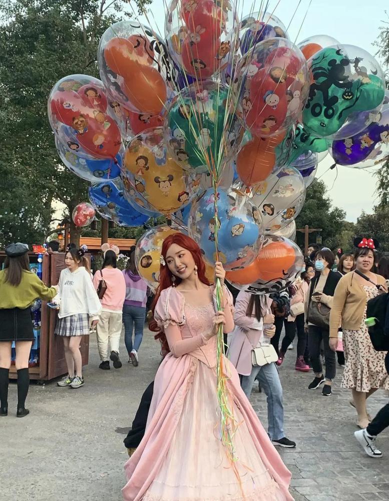 长卷红发配大摆公主裙，毛晓彤COS迪士尼公主美上热搜