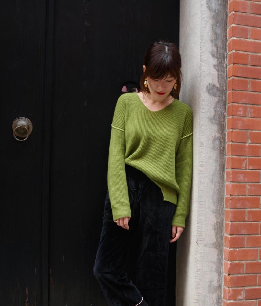 不喜欢穿牛仔裤就试试丝绒长裤,让你轻松美成时尚达人