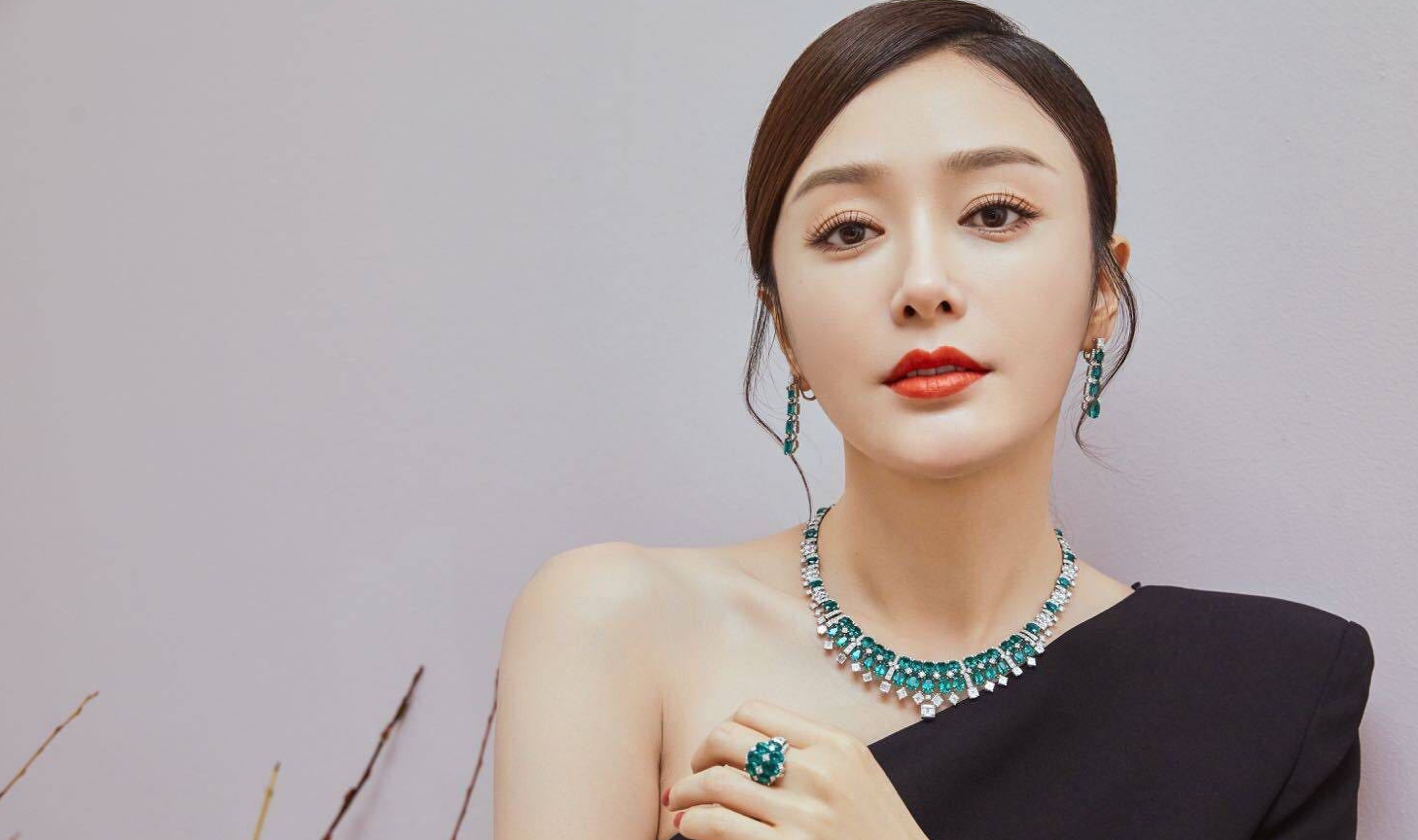 秦岚穿半露肩黑裙优雅气质，扎简单低马尾却美得高级