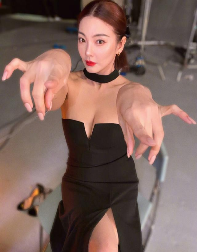 张雨绮穿深V礼服秀性感身材,网友:衣服穿厚点!