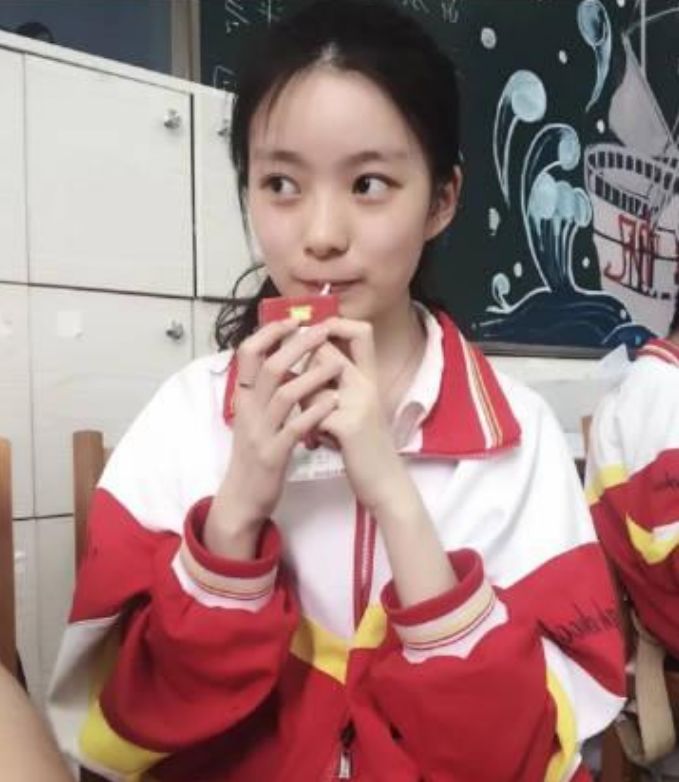 硬糖少女学生照,赵粤表情可爱,张艺凡很是呆萌,王艺瑾还挺洋气