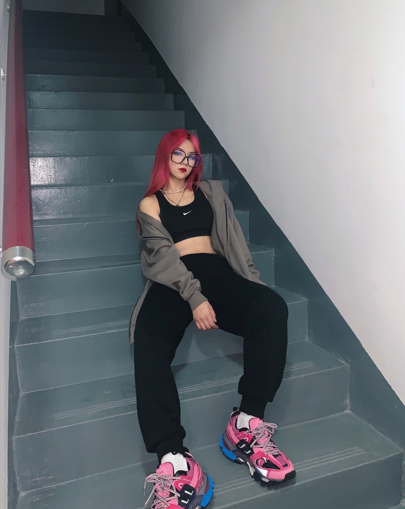 刀小刀晒美照故意秀鞋子，配色花哨一查价格8000块