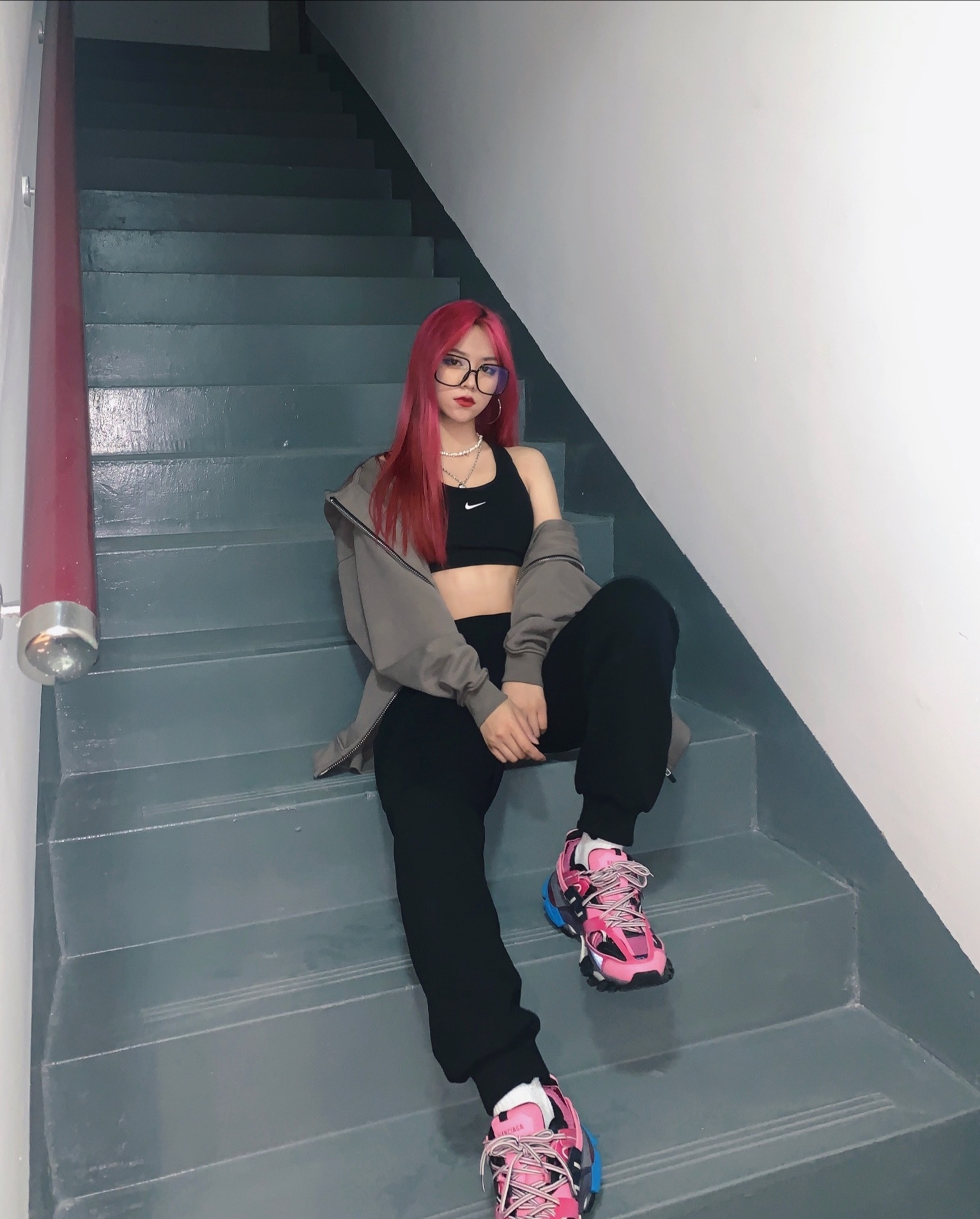 刀小刀晒美照故意秀鞋子，配色花哨一查价格8000块