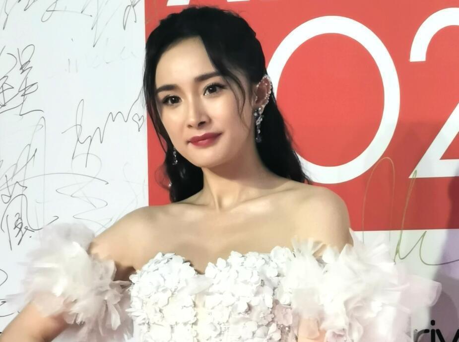 风尚大典：娜扎黑色亮裙超A，赵露思清新，钟楚曦复古，杨幂妩媚