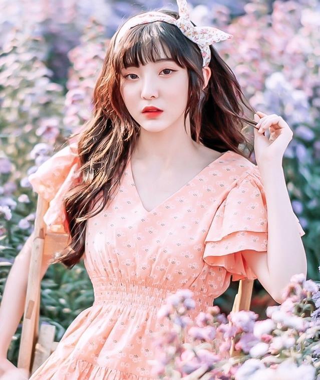 硬糖少女花丛中拍照:张子凡可爱,王艺瑾享受,她让人忘不了