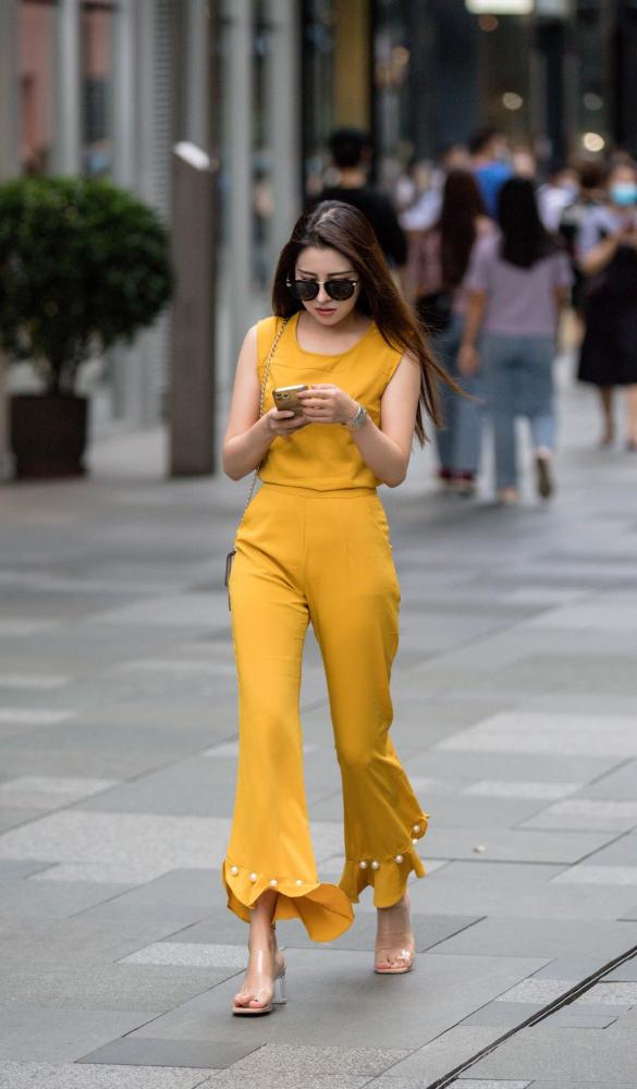 金秋10月姑娘们大胆启用黄色，时髦洋气又好看