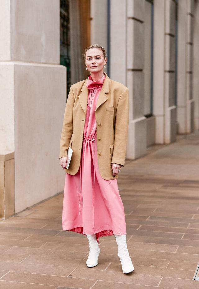 秋季如何动人不“冻人”？法式高领裙保暖显气质，现在穿正合适