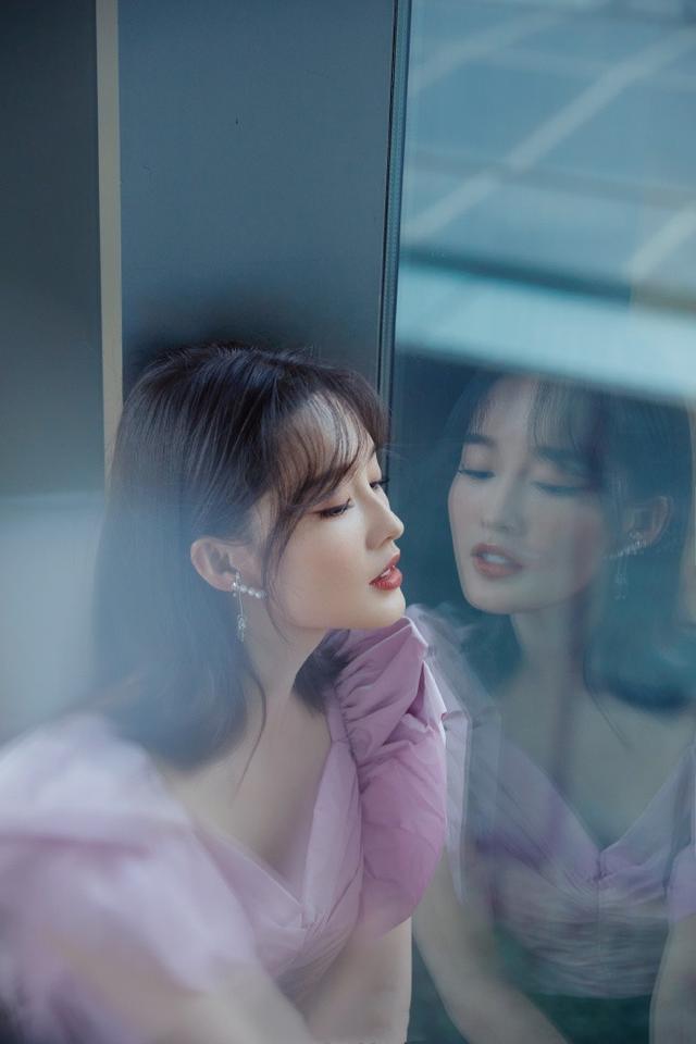 李沁穿紧身皮裙一点不显勒，曲线美的刚刚好