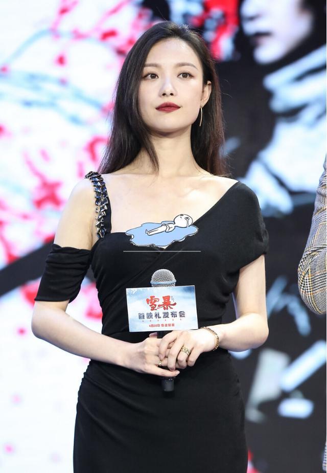 倪妮穿黑色裙子优雅又高级，“牛奶肌”让人羡慕