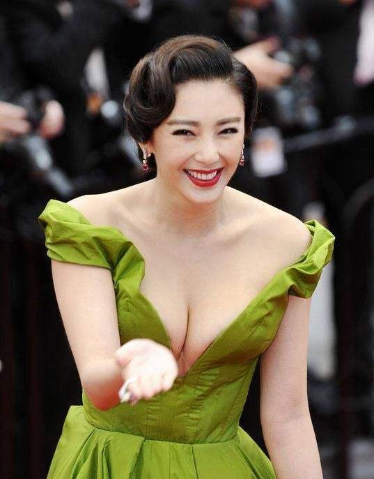 张雨绮穿深V礼服秀性感身材,网友:衣服穿厚点!