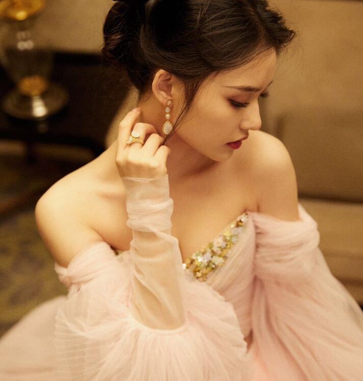 风尚大典：娜扎黑色亮裙超A，赵露思清新，钟楚曦复古，杨幂妩媚