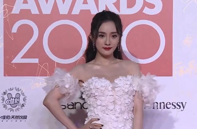 风尚大典：娜扎黑色亮裙超A，赵露思清新，钟楚曦复古，杨幂妩媚