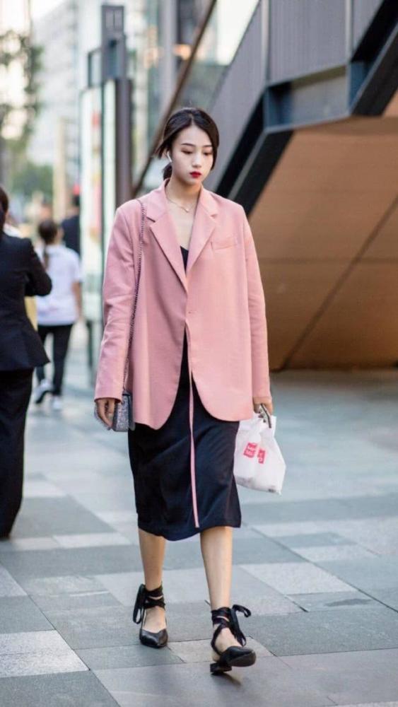 简洁帅气的裙子搭配清新靓丽，让你美丽大方有气场