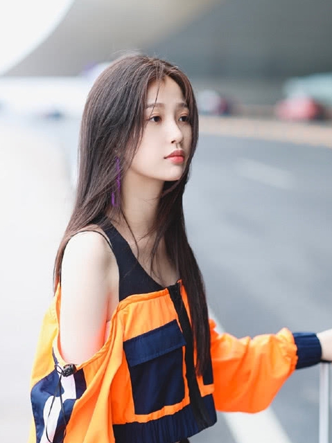 虞书欣穿露脐装搭条健美裤,好看又显青春朝气!