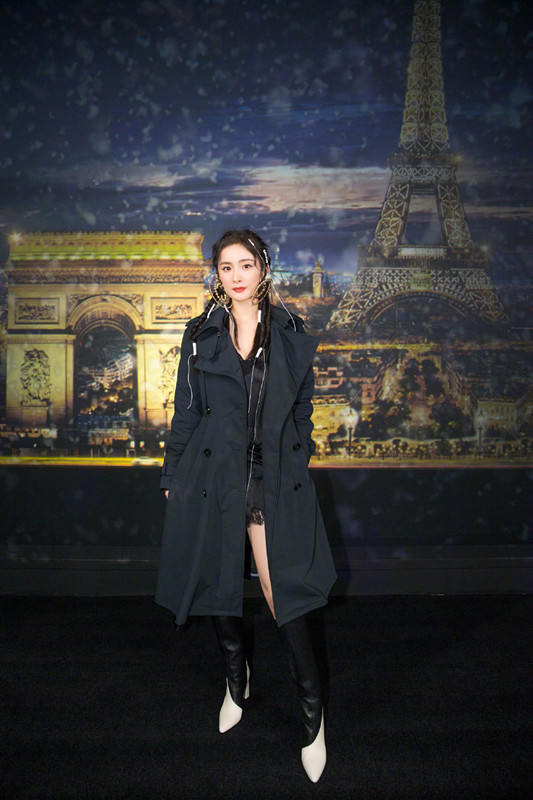 杨幂穿黑色夹克搭九分裤,比一般人的搭配还时髦!