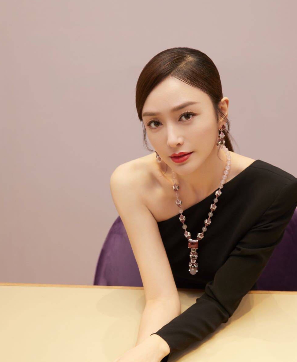 秦岚穿半露肩黑裙优雅气质，扎简单低马尾却美得高级