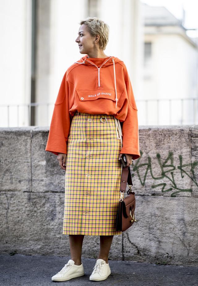 秋季把薄纱裙和复古格纹裙穿起来，这才是裙装里的王者