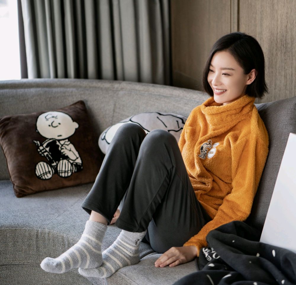 倪妮晒私服照片，家居服也能穿得高级大气，不愧为行走的气质女神