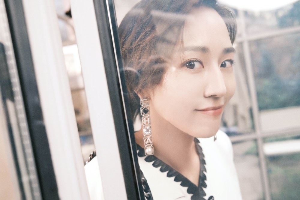 张钧甯黑白撞色时尚穿搭 简约大气优雅十足