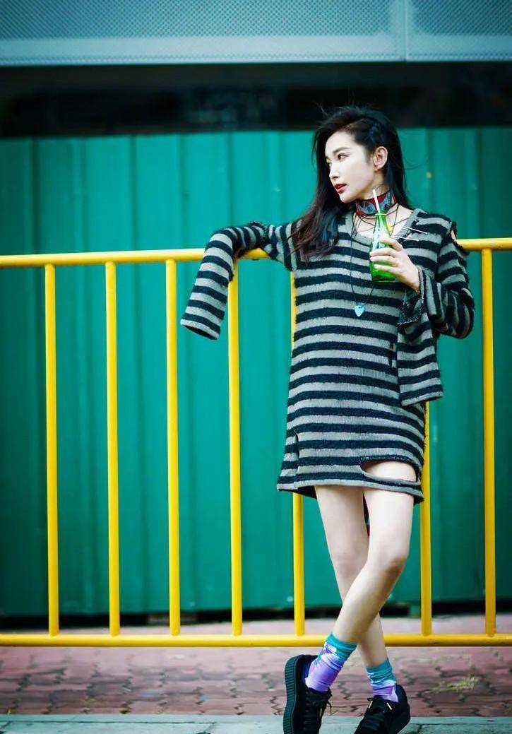 撞衫定输赢,谁丑谁尴尬?姜贞羽孔雪儿、杨幂唐嫣撞衫,谁更美?