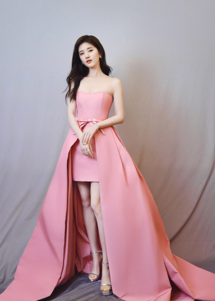 赵露思粉红色抹胸短裙 ,清新自然不失少女俏皮性感