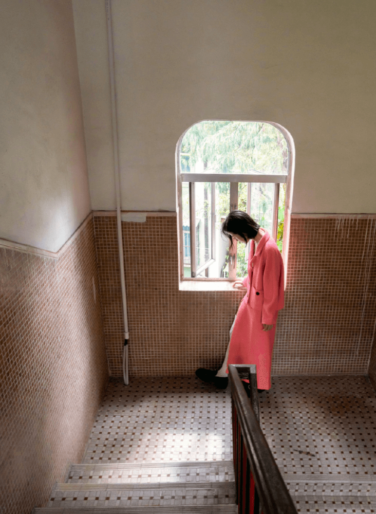 周雨彤留干练短发穿个性秋装,潇洒气息格外浓郁