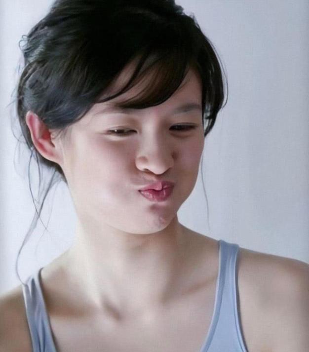 女星旧照曝光，章子怡清纯，周迅有灵气，网友：她是真的美