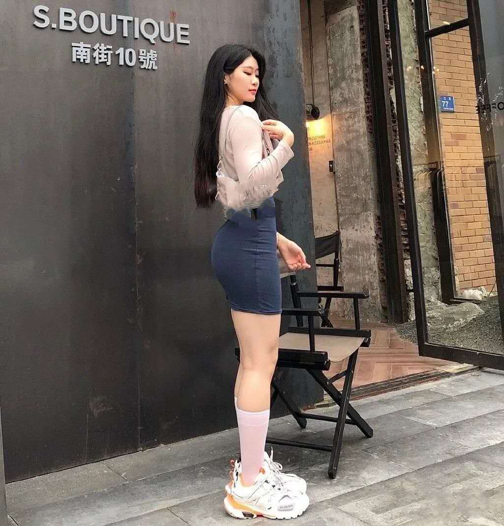 95后健身小学妹撞脸blackpink成员，身材小有魅力