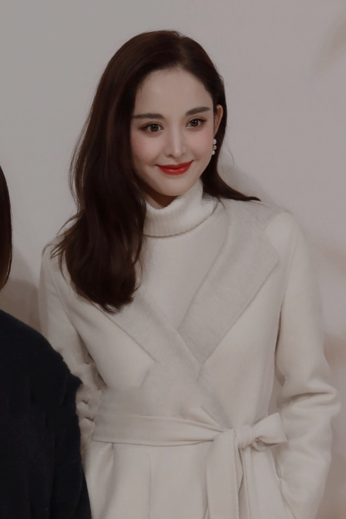 古力娜扎穿大衣搭配打底衫造型时髦,腿长成亮点