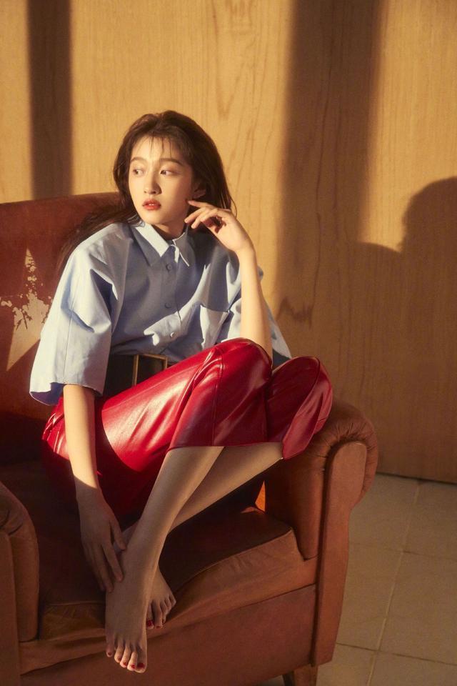 关晓彤穿牛仔阔腿裤立马变“摩登女孩”,又A又飒