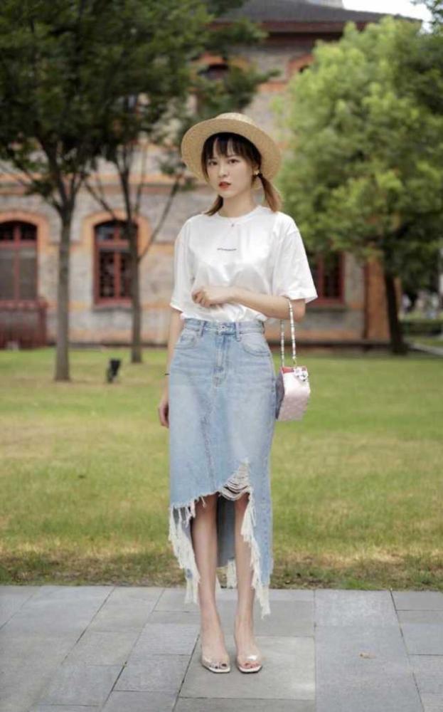 简洁帅气的裙子搭配清新靓丽，让你美丽大方有气场