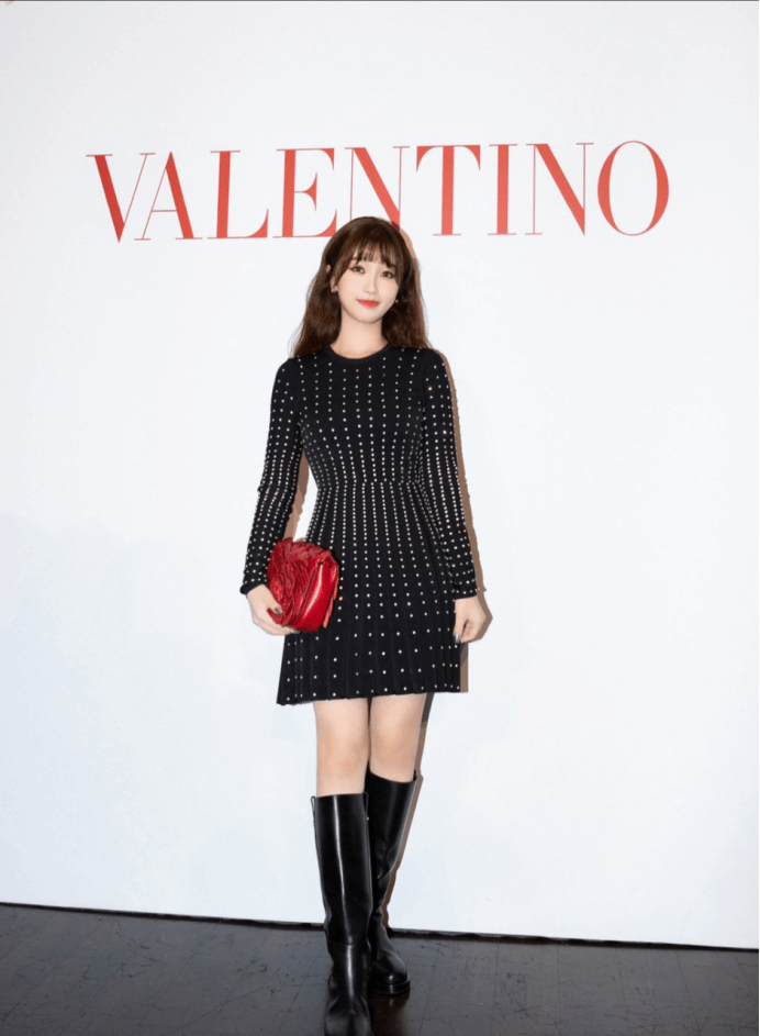 虞书欣把复古优雅的波点裙穿出干练的感觉，这次的穿搭好厉害！