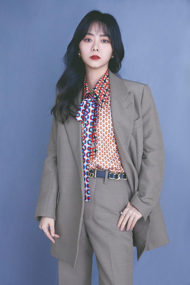 谭松韵穿丝绒短裙气质高贵，镶钻细节立马高级起来了