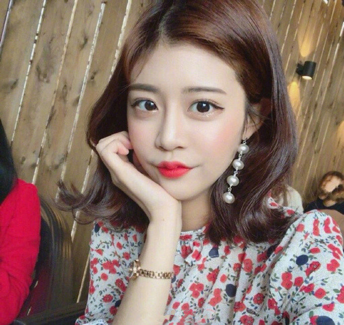 三七分外翘蛋卷中长发造型，甜系小仙女必备！