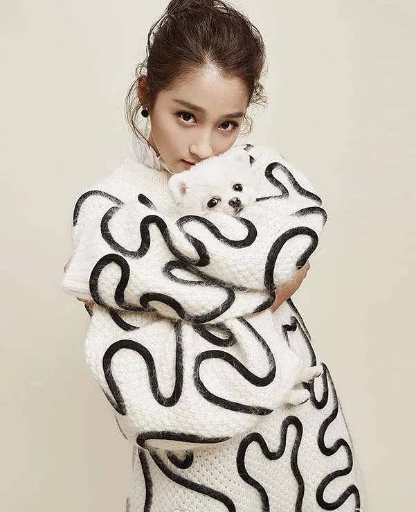 撞衫定输赢,谁丑谁尴尬?姜贞羽孔雪儿、杨幂唐嫣撞衫,谁更美?