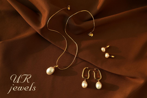 UR曜至简之上,演绎永不过时的经典