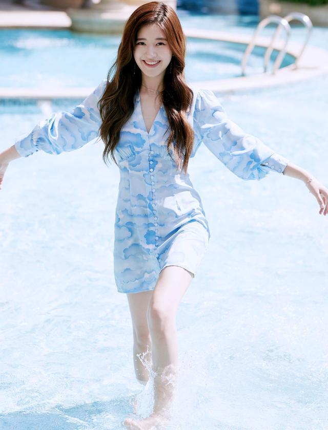 赵露思把这么土的短裙都穿得那么纯，这穿搭也太厉害了